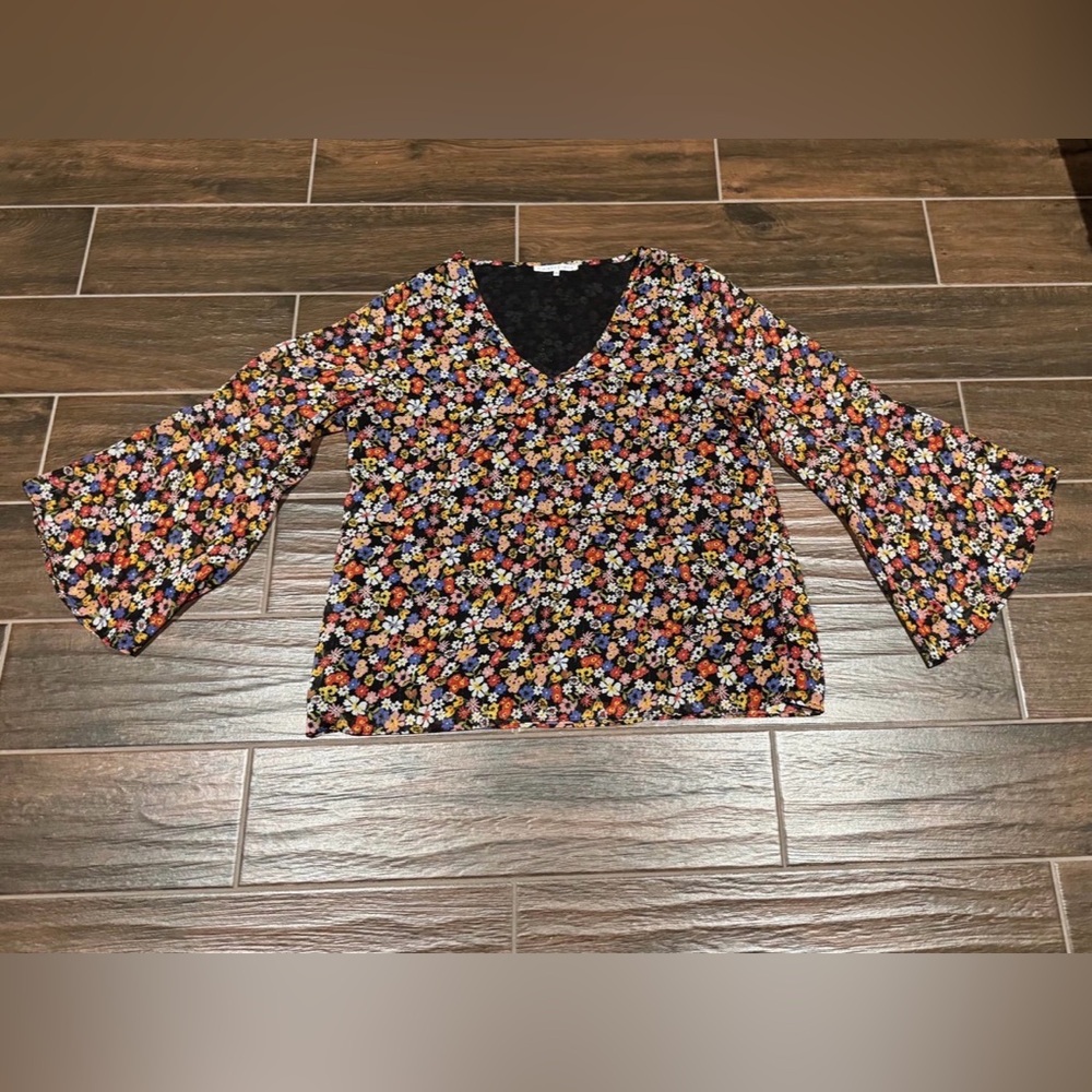 Violet & Claire Floral Bell Sleeves Top Size XL